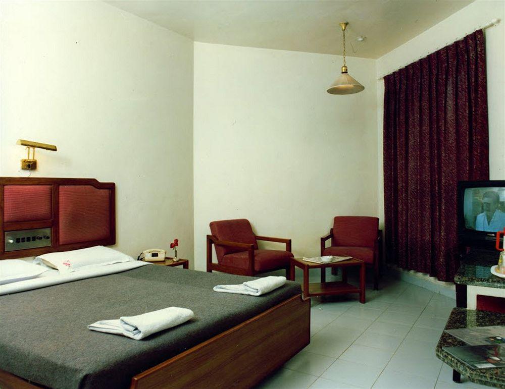 Hotel Ashish Plaza Пуна Экстерьер фото